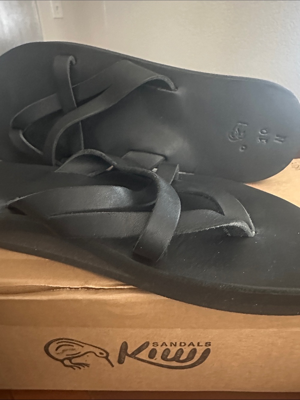 Kiwi Black Women's Slide Sandals with Cross Straps Size 10 Narrow